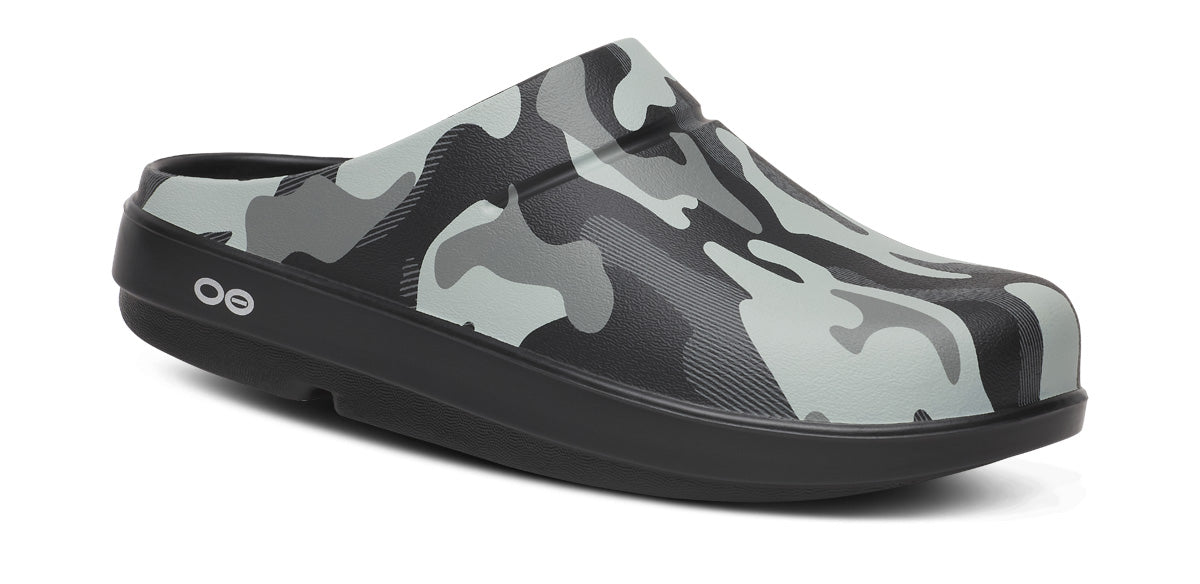 OOFOS Men's OOcloog Luxe Clog - Night Camo