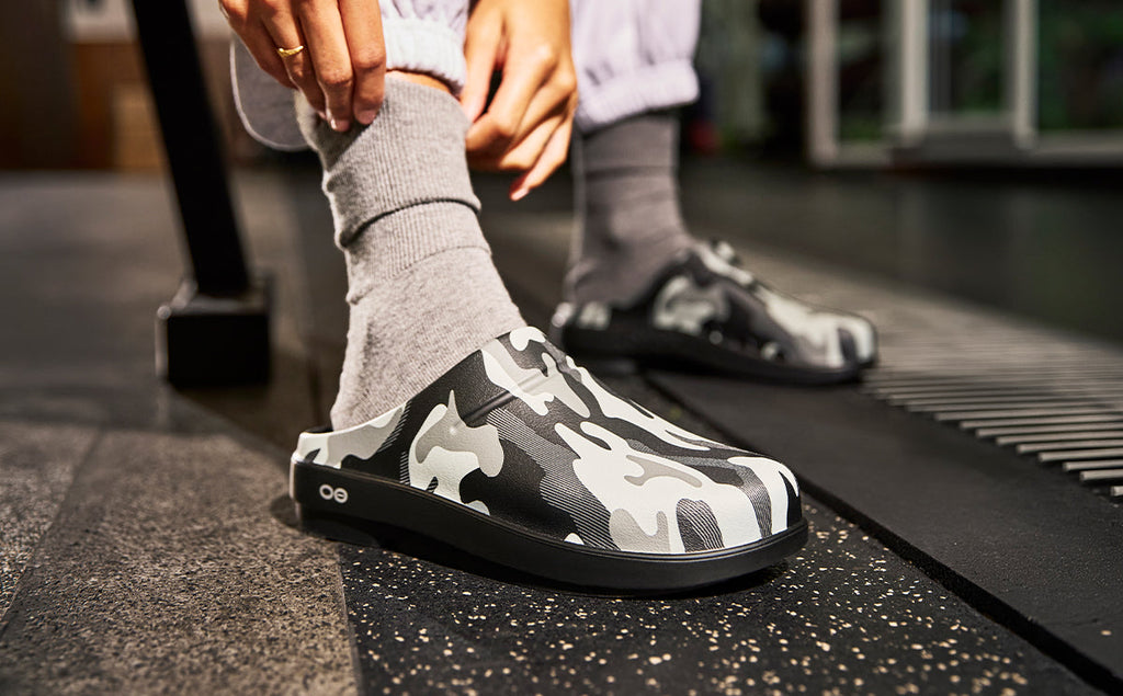 OOFOS Women's OOcloog Luxe Clog - Night Camo