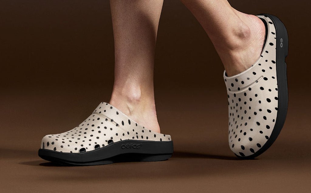 OOFOS Women's OOcloog Limited Edition Clog - Pebble