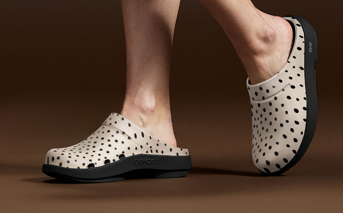 OOFOS Women's OOcloog Limited Edition Clog - Pebble
