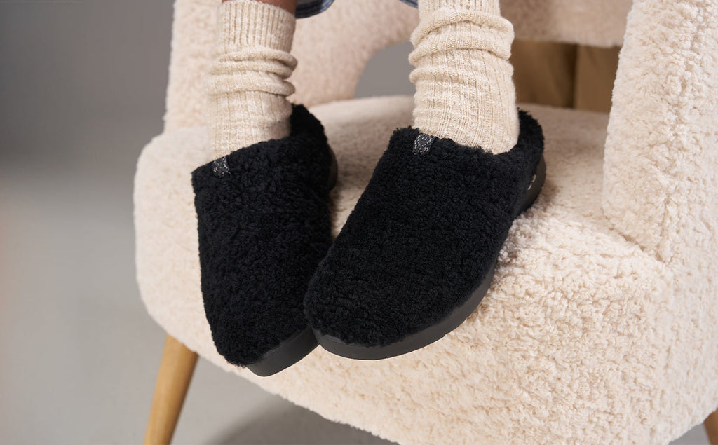 OOFOS Women's OOcoozie Sherpa Mule Slippers - Black
